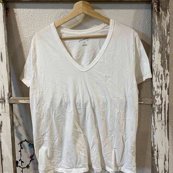 Universal Thread White V-Neck Short Sleeve Tee - Picture 1 of 3